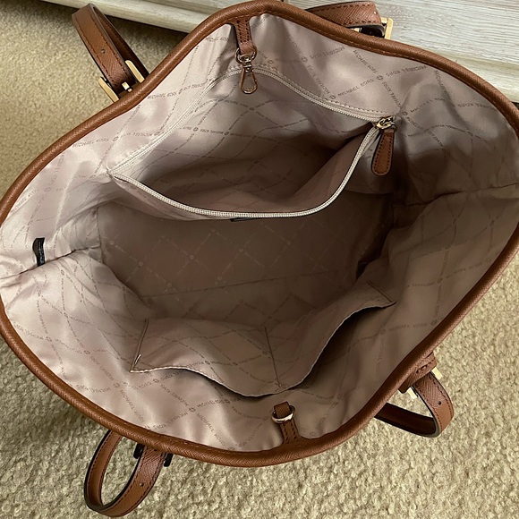 Michael Kors Jet Set Travel Tote - Picture 5 of 6